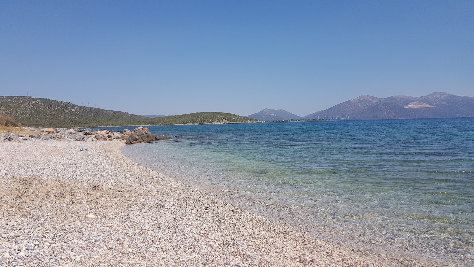 Foto van Thalassa beach met lichte fijne kiezelsteen oppervlakte