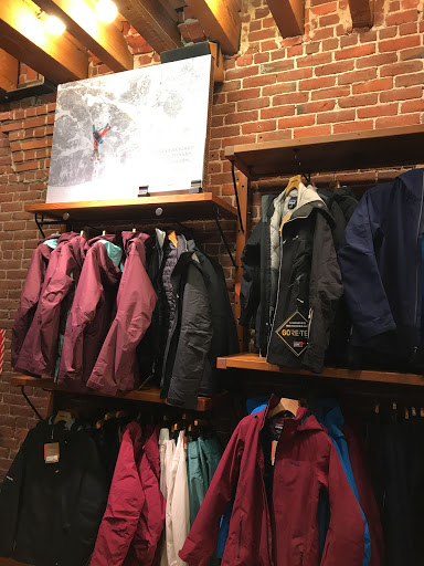Clothing Store «Patagonia Boston», reviews and photos, 346 Newbury St, Boston, MA 02115, USA