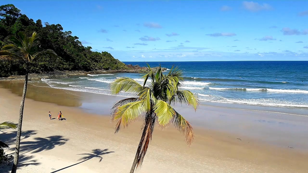 Foto de Praia da Engenhoca com areia fina e brilhante superfície