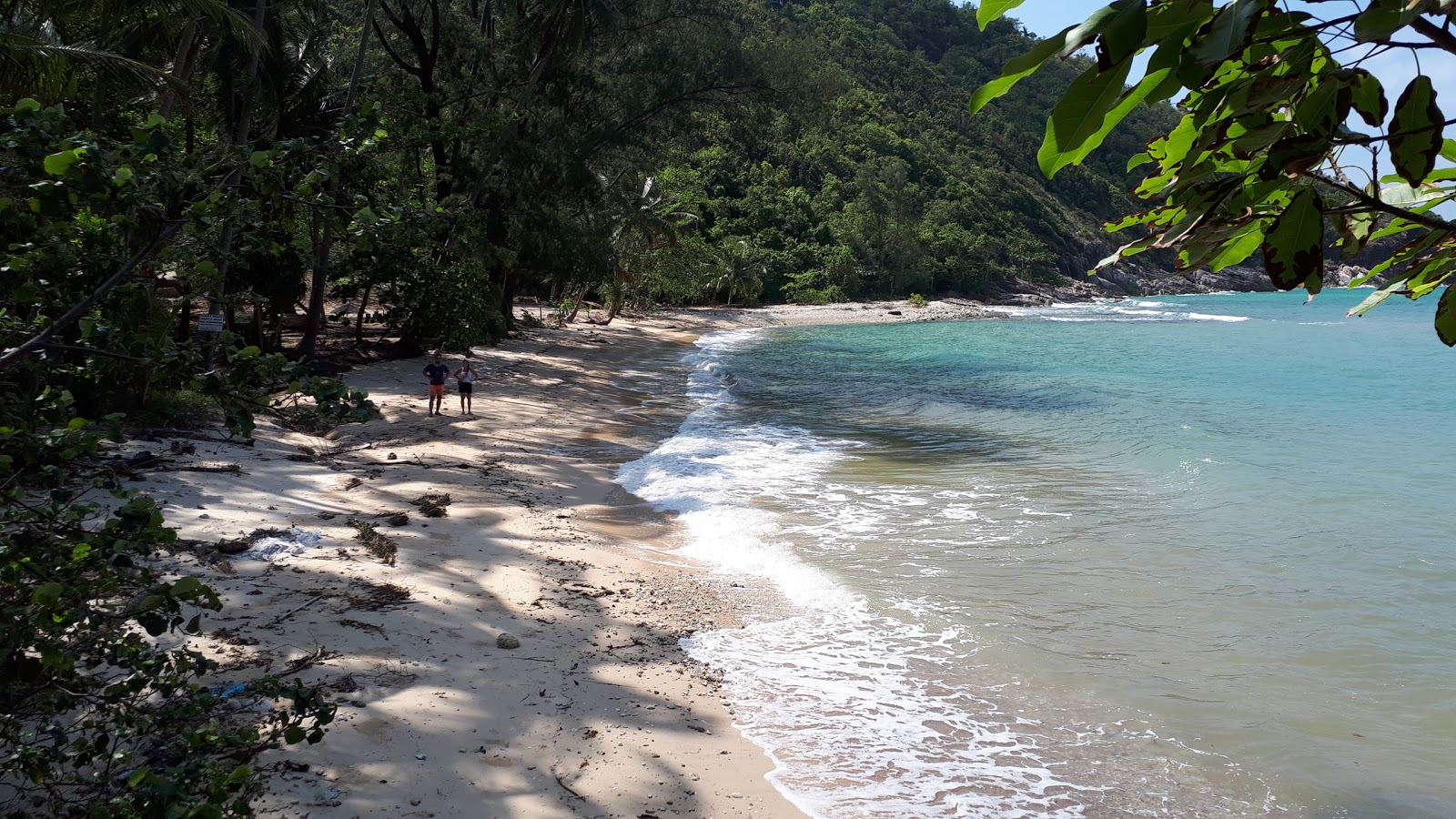 Fotografija The Secret Beach z svetel pesek površino