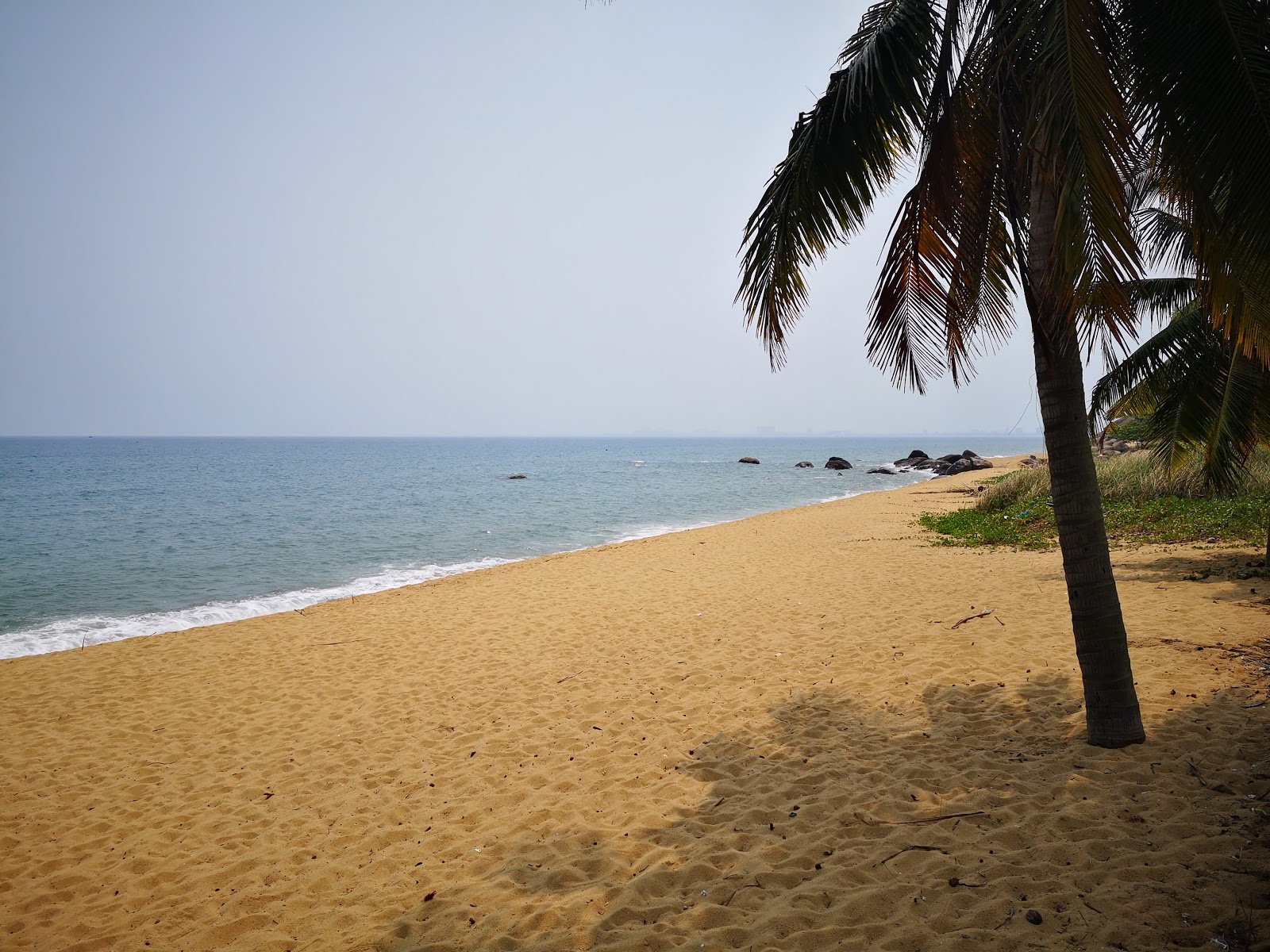 Valokuva Rang Son Tra Beachista. - suosittu paikka rentoutumisen tuntijoille