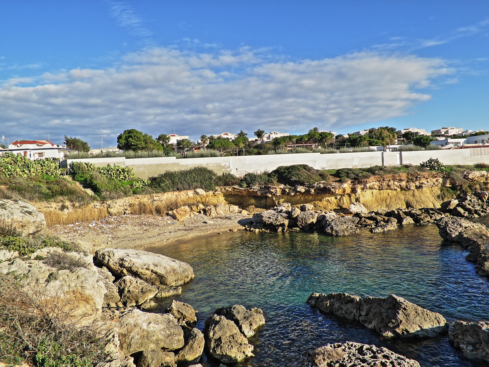 Foto di Via Bouganville beach con parzialmente pulito livello di pulizia