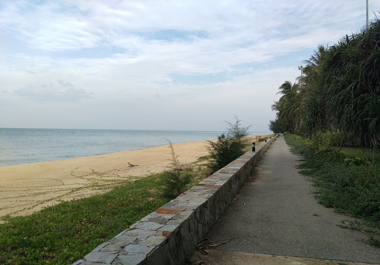 Foto de Kaluwo Nuea Beach con recta y larga