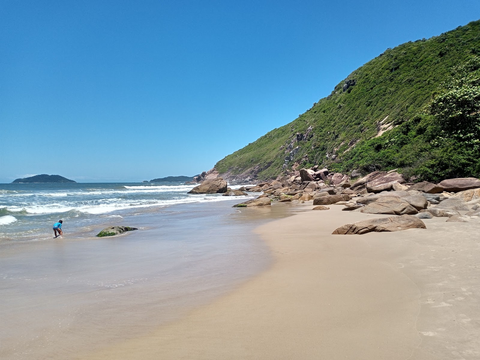 Photo de Praia do Rio das Pacas protégé par des falaises