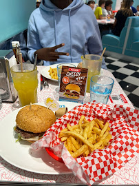 Cheeseburger du Restaurant Holly's Diner Rennes à Cesson-Sévigné - n°4