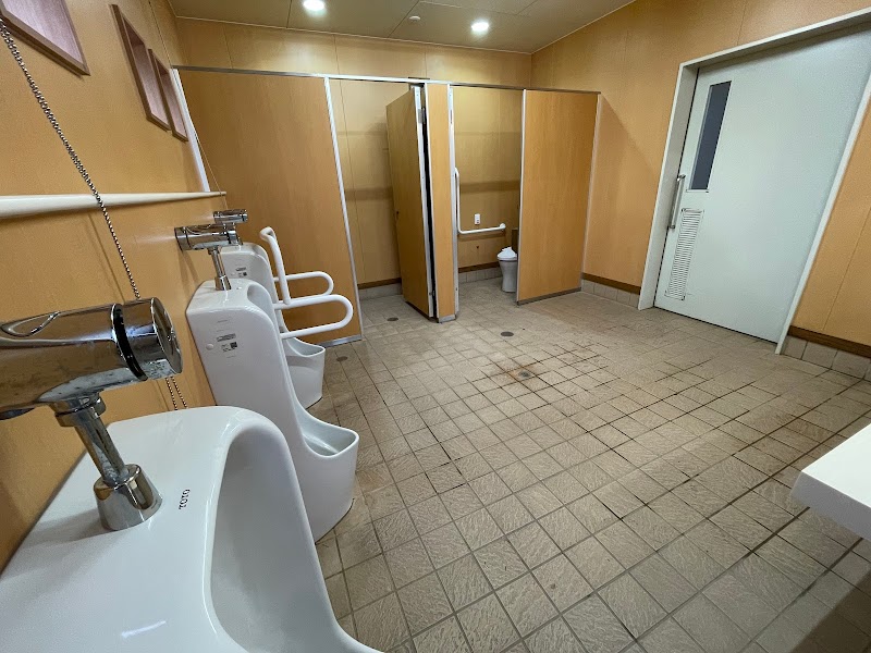 高松公園 公衆トイレ（多目的屋外広場横）