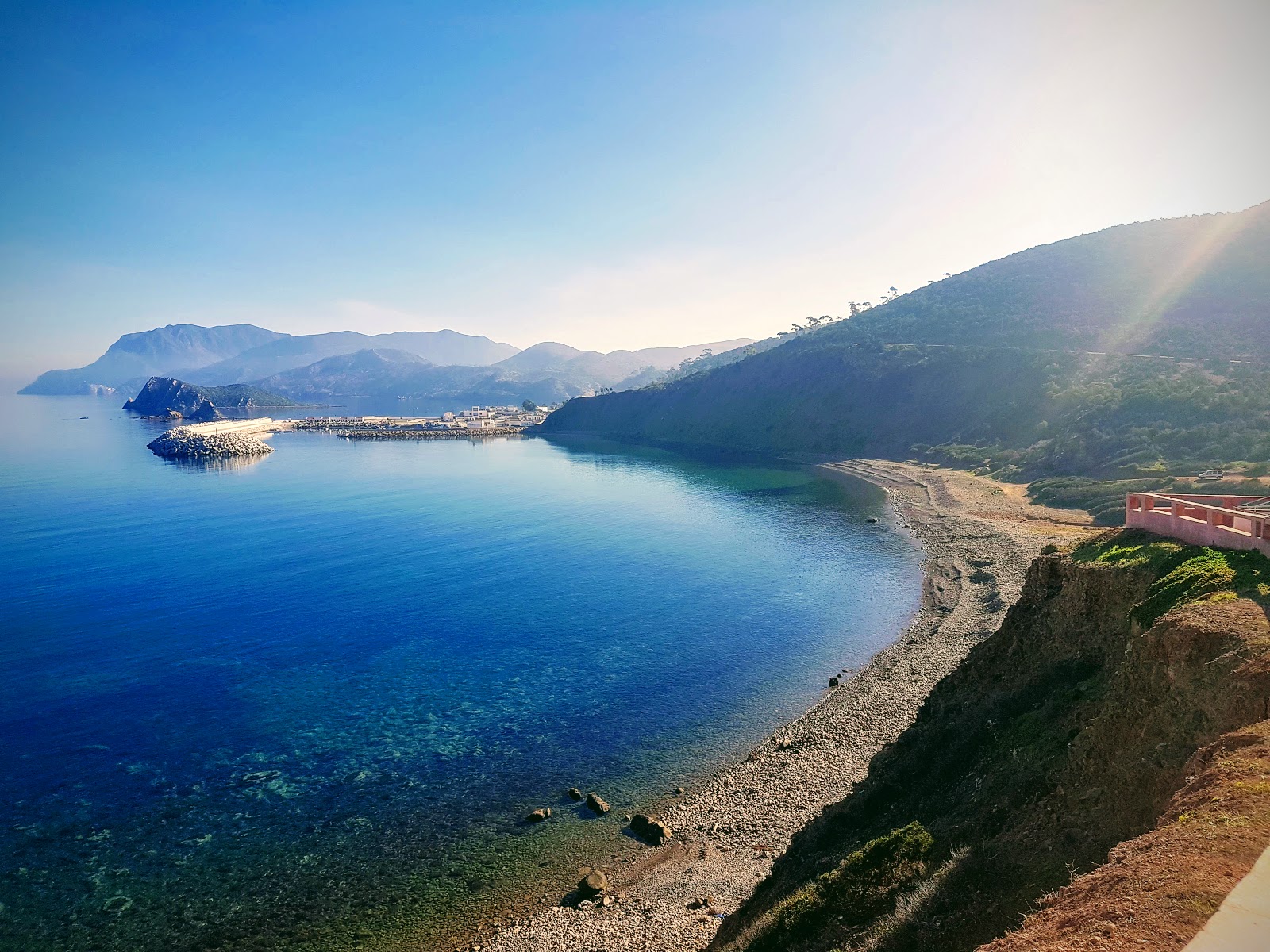 Fotografija Almarsa Ighaniman z rjavi kamenček površino