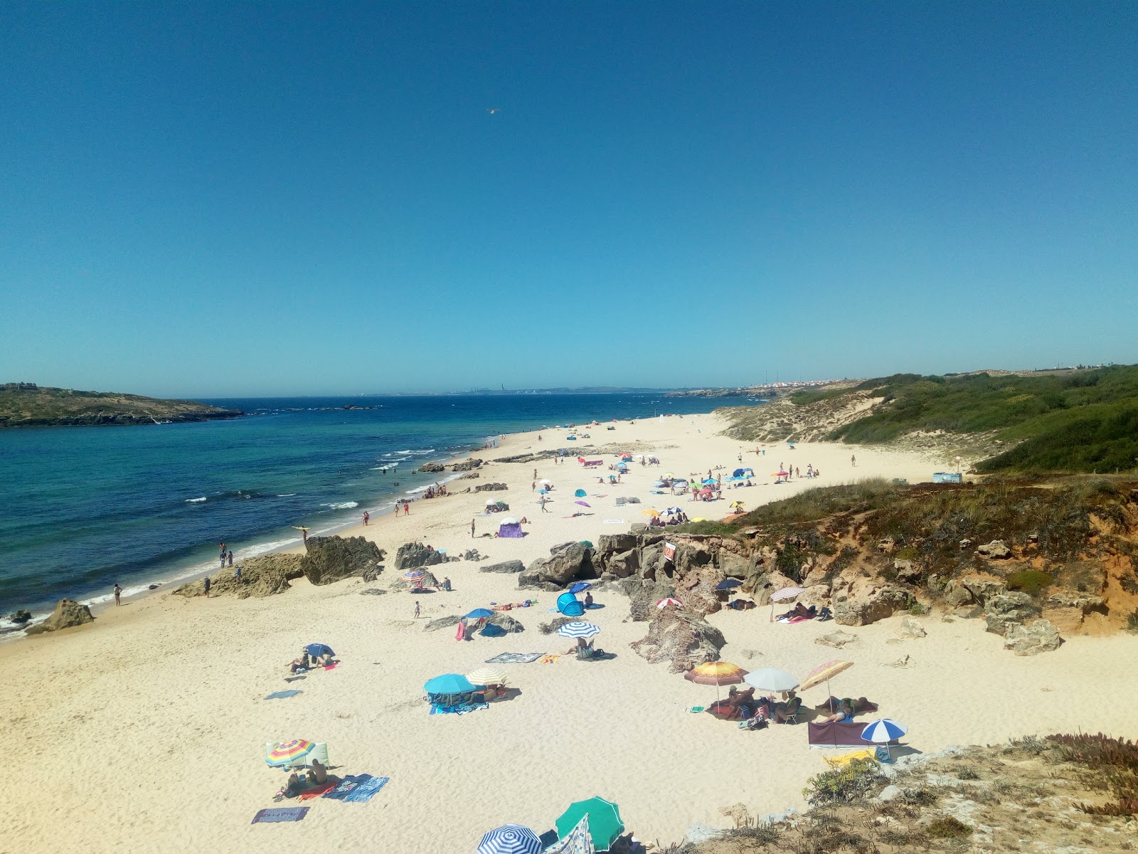 Valokuva Pessegueiro Island Beachista. pinnalla turkoosi puhdas vesi:n kanssa