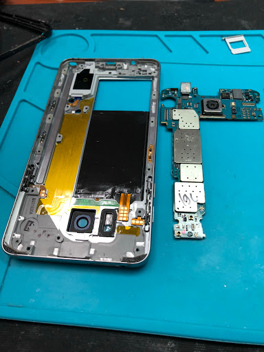 Electronics Repair Shop «Xpress Cell Fixers», reviews and photos, 2101 Bloomingdale Rd, Glendale Heights, IL 60139, USA