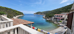Okljucna Beach'in fotoğrafı uçurumlarla desteklenmiş
