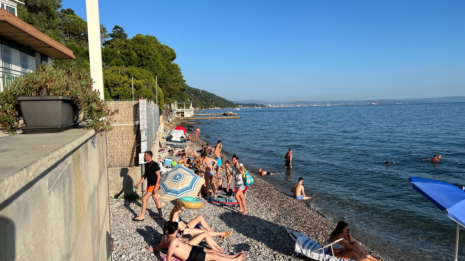 Spiaggia dei Filtri的照片 带有灰色细卵石表面