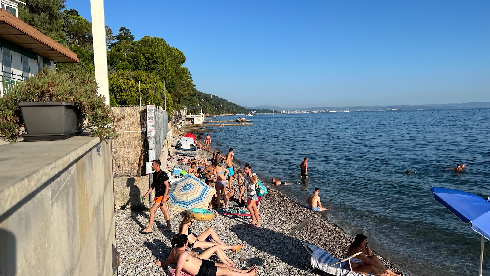 Foto van Filtri Beach met grijze kiezel oppervlakte