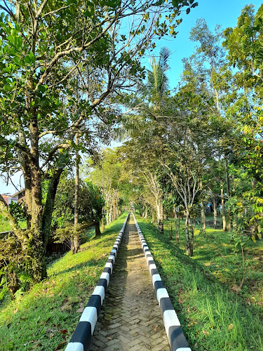 Jogging track trotoar unmul