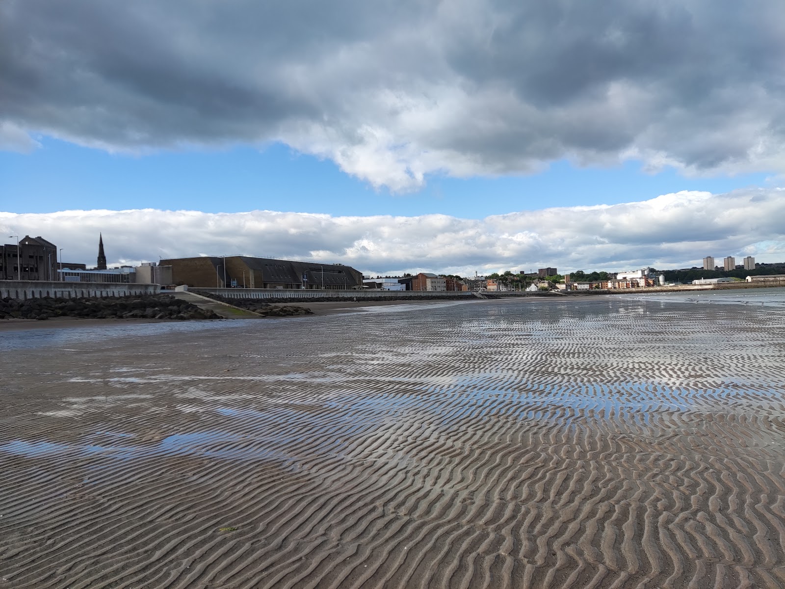 Fotografija Kirkcaldy Beach in naselje