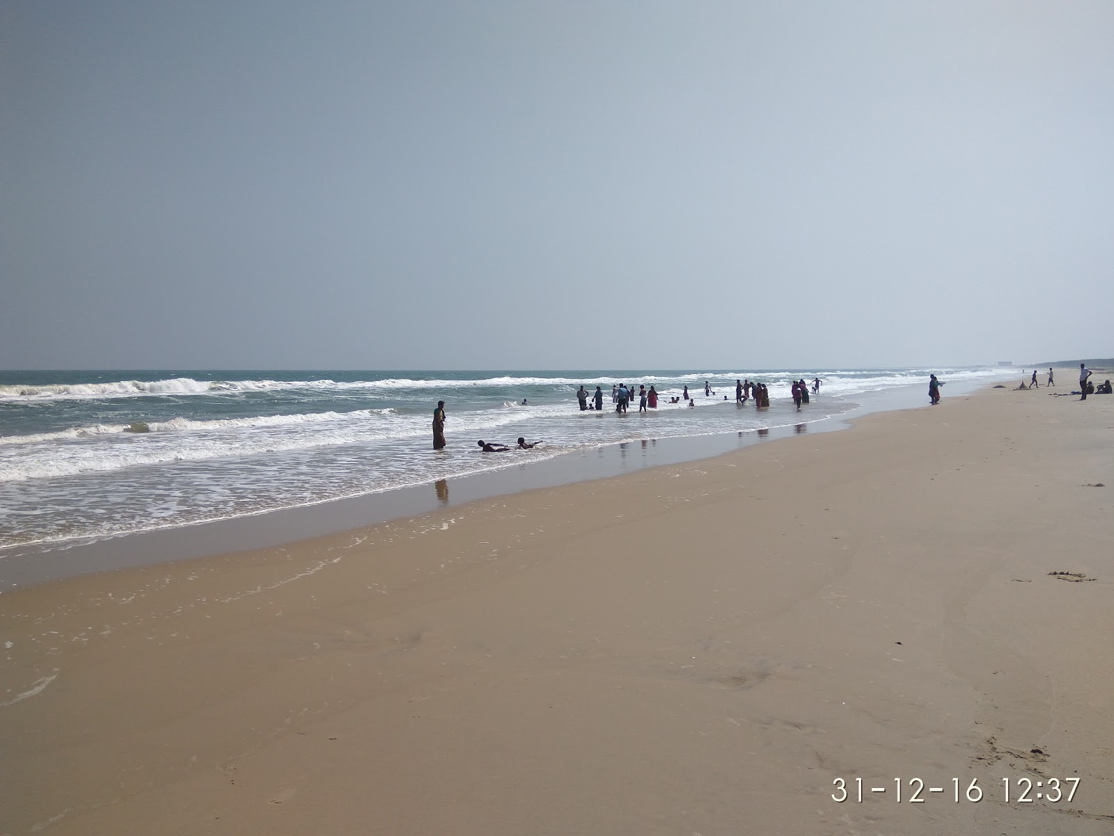 Valokuva Samiyar Pettai Beachista. pinnalla kirkas hiekka:n kanssa