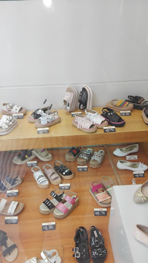 Stores to buy women's sneakers Rosario
