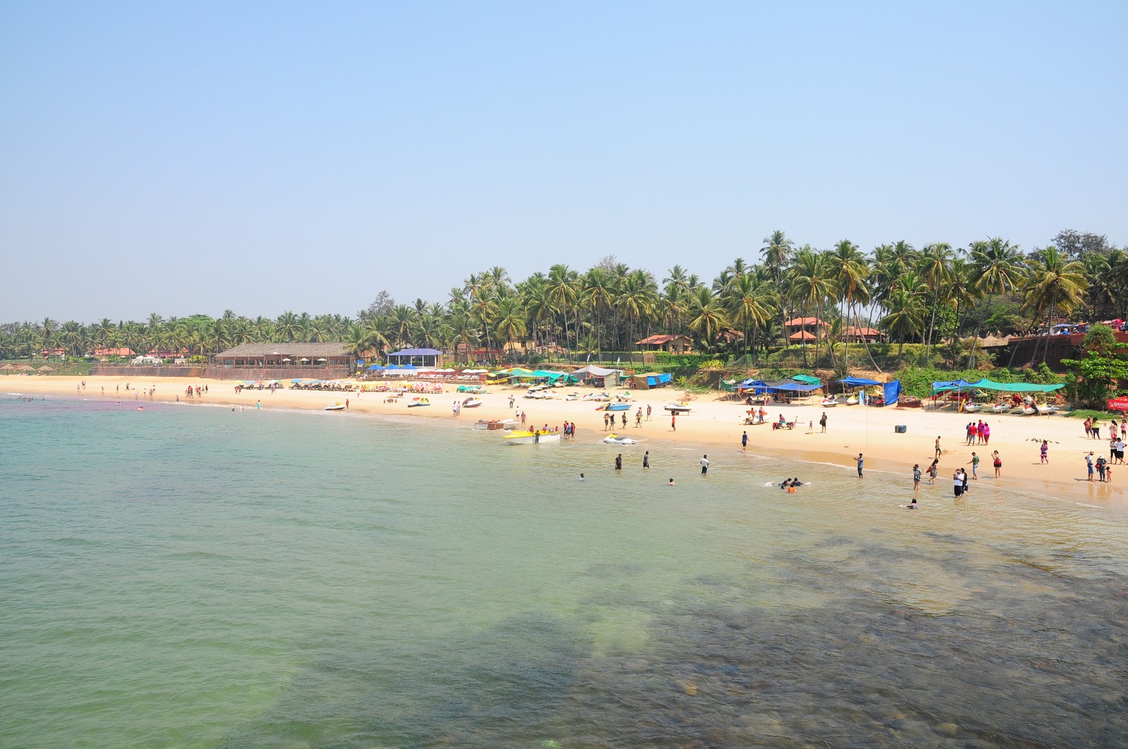 Foto av Sinquerim Beach med lång rak strand