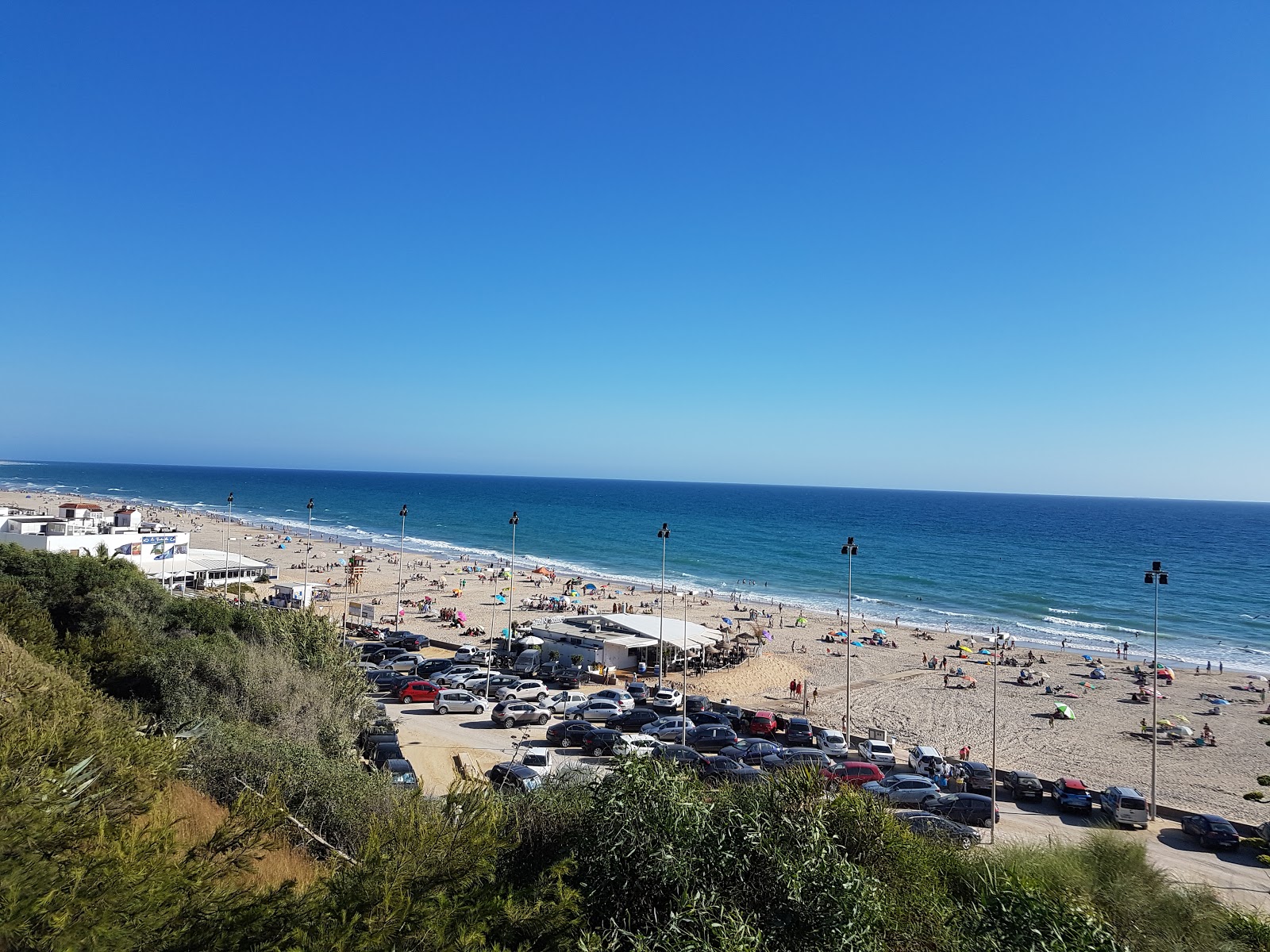 Playa de la Fontanilla En Conil'in fotoğrafı parlak kum yüzey ile