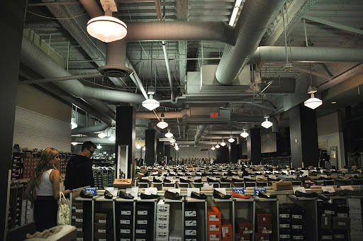 Shoe Store «DSW Designer Shoe Warehouse», reviews and photos, 15301 Ventura Blvd, Sherman Oaks, CA 91403, USA