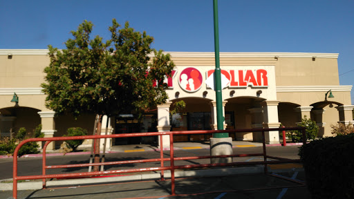 FAMILY DOLLAR, 1610 N Dinuba Blvd, Visalia, CA 93291, USA, 