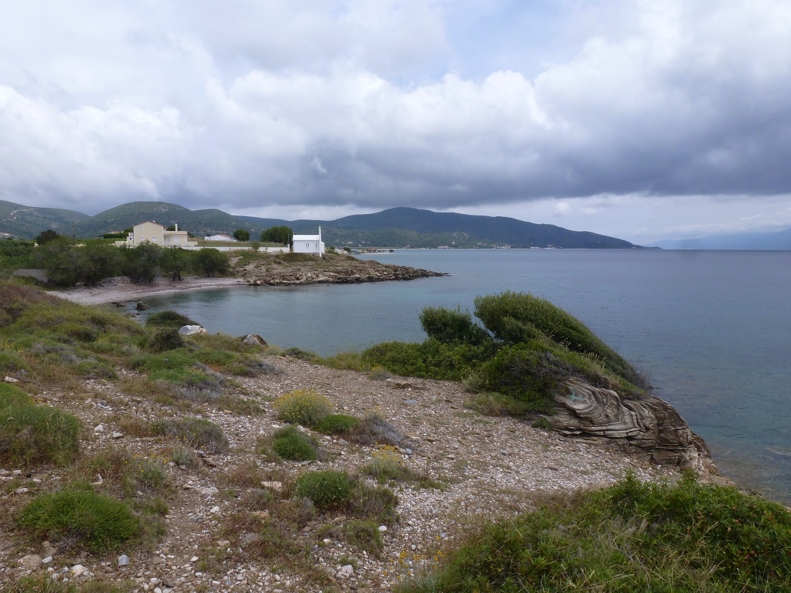 Foto von Pountes beach mit türkisfarbenes wasser Oberfläche