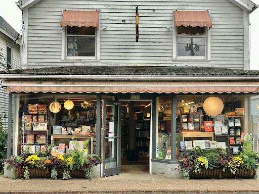 Bunch of Grapes Bookstore, 35 Main St, Vineyard Haven, MA 02568, USA, 