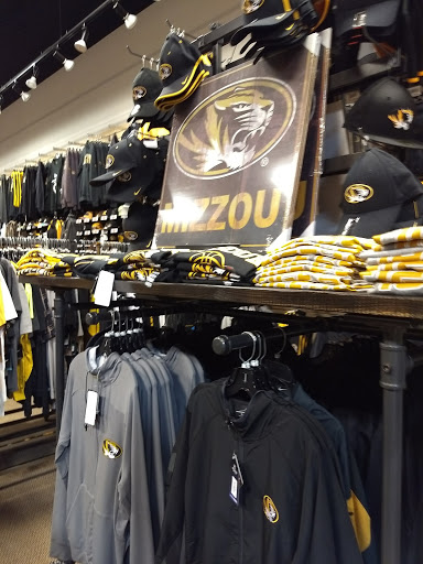 Sportswear Store «Rally House Boardwalk», reviews and photos, 8650 N Boardwalk Ave, Kansas City, MO 64154, USA