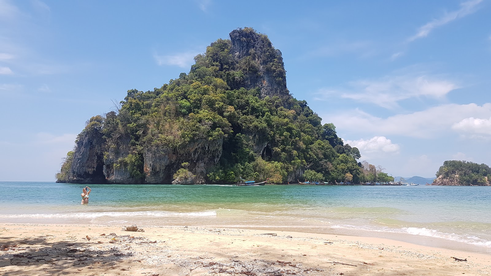 Foto van Rai Island Beach met turquoise puur water oppervlakte