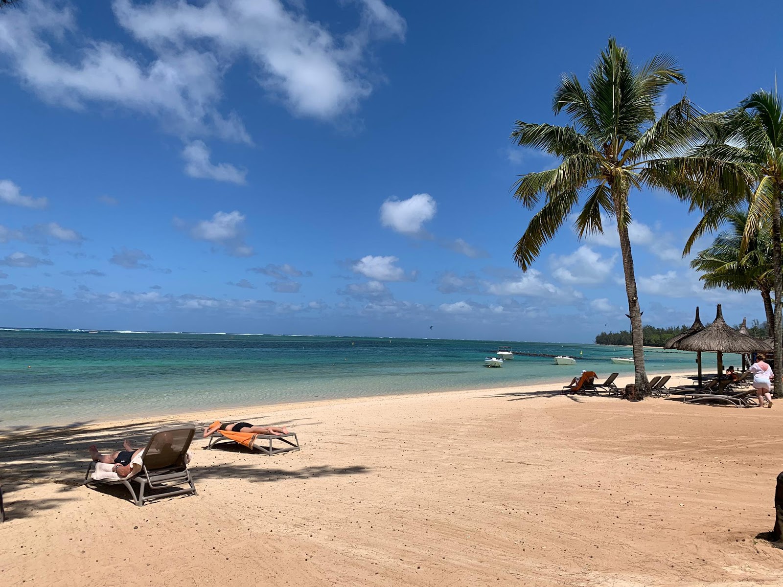 Foto de Playa de Bel Ombre con arena beige superficie