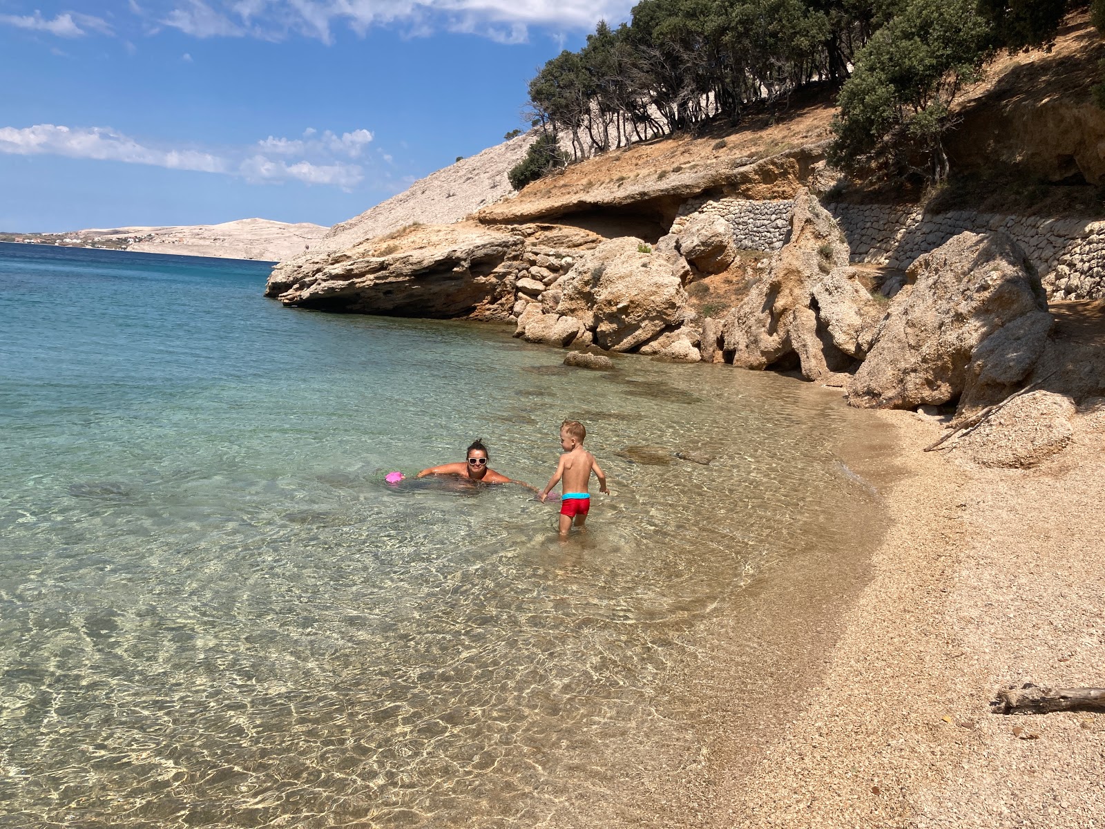 Foto di Suncana beach con una superficie del acqua cristallina