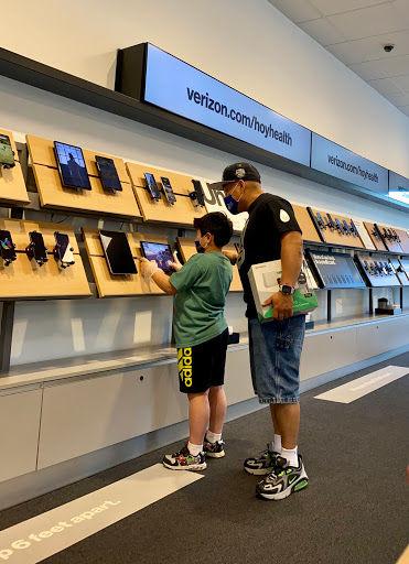 Cell Phone Store «Verizon», reviews and photos, 890 Lawrenceville-Suwanee Rd, Lawrenceville, GA 30043, USA