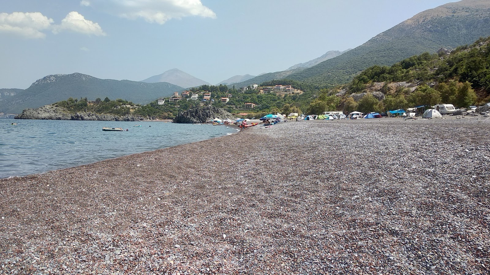 Foto von Limnionas beach umgeben von Bergen