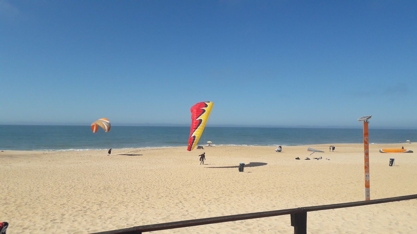 Foto van Praia do Salgado ondersteund door kliffen