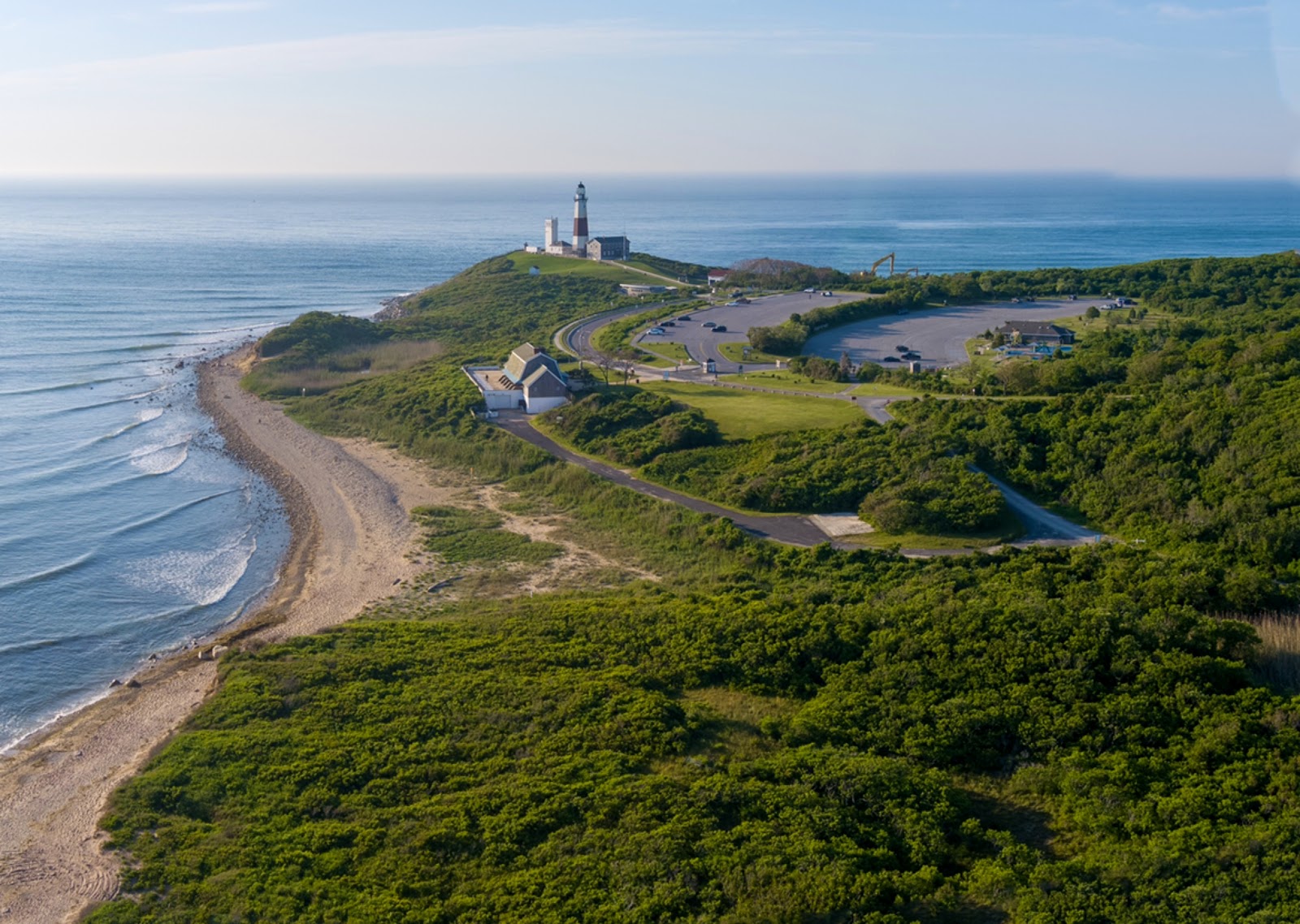 Montauk Lighthouse'in fotoğrafı geniş plaj ile birlikte