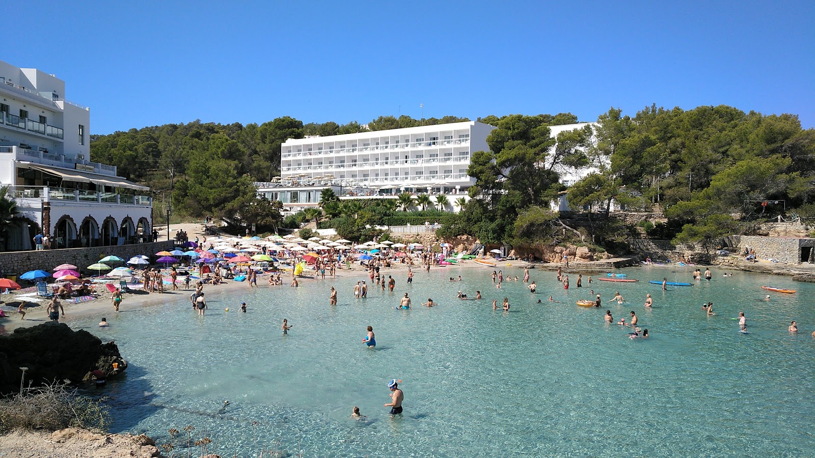 Fotografie cu Portinatx Beach II cu o suprafață de nisip fin strălucitor