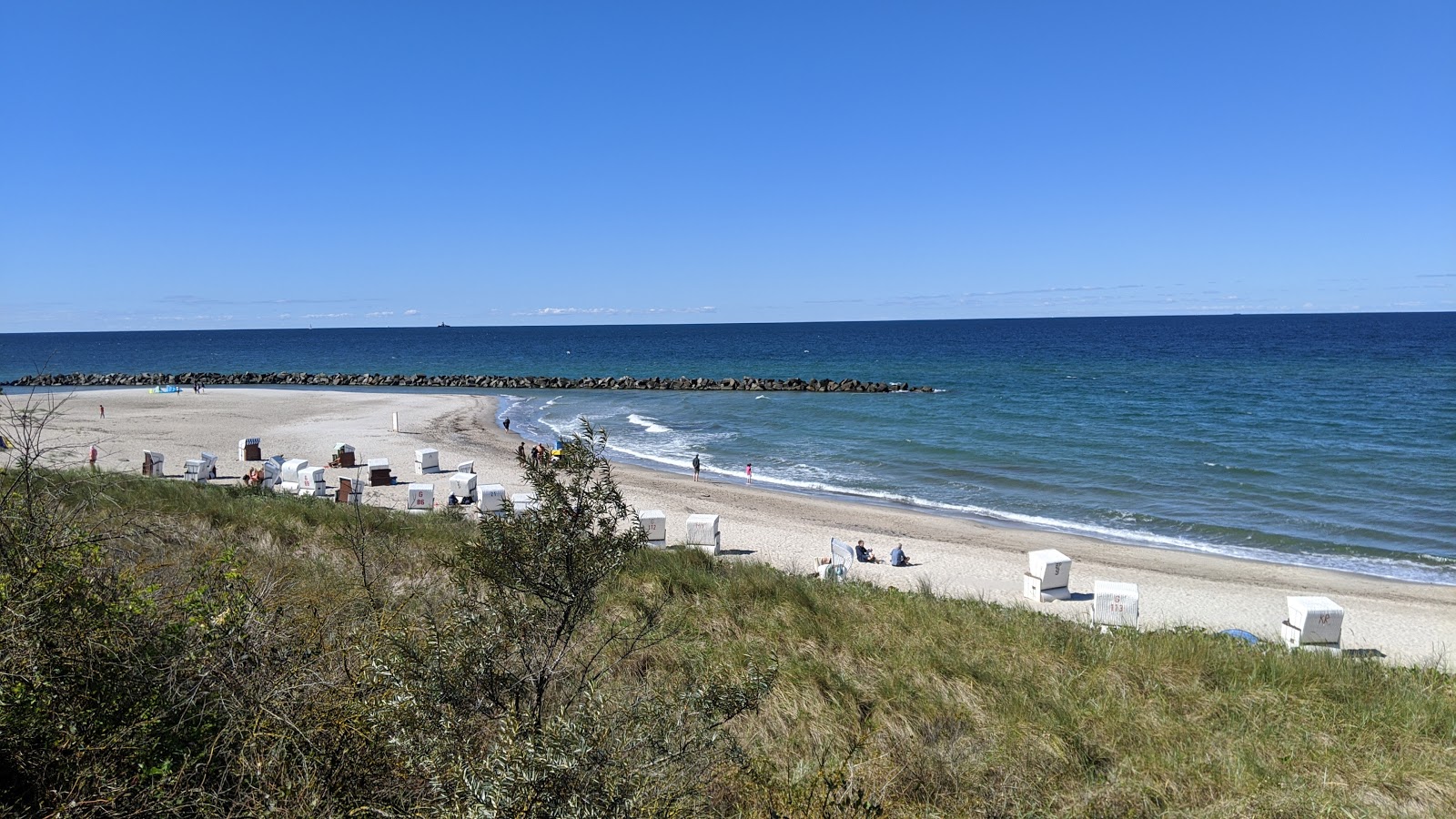 Wellenbrecher Ahrenshoop Strand'in fotoğrafı düz ve uzun ile birlikte