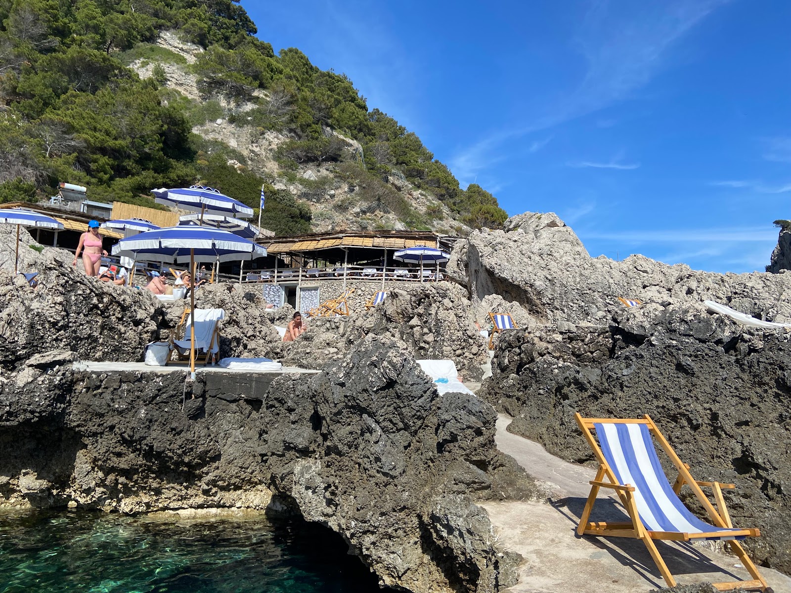 Foto av Spiaggia La Fontelina omgiven av klippor