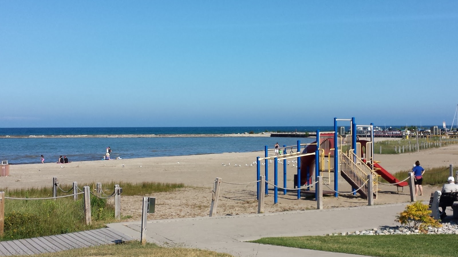 Port Elgin Main Beach的照片 带有碧绿色纯水表面