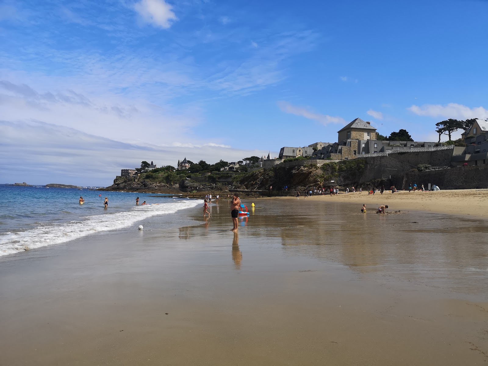 Fotografija Plage Saint-Enogat z prostorni večplastni zalivi