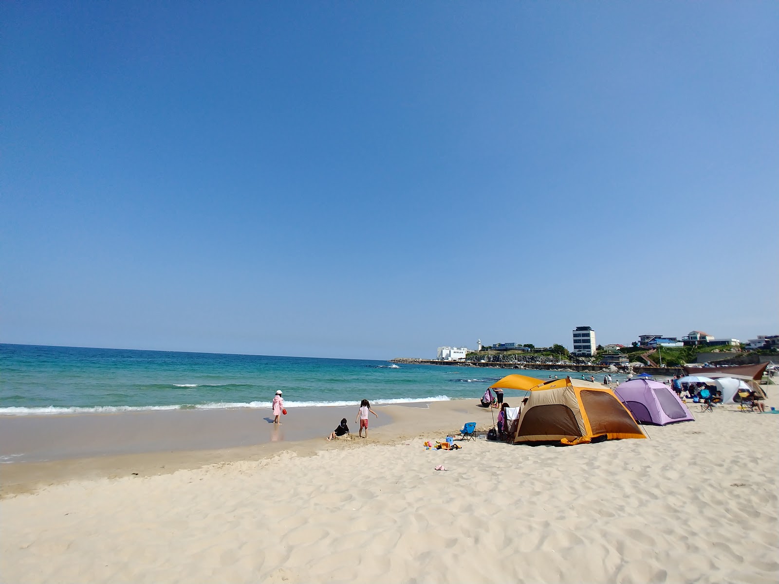 Φωτογραφία του Ayajin Beach με φωτεινή άμμος επιφάνεια