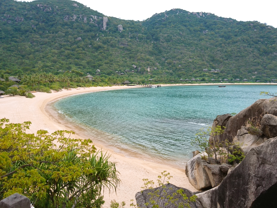 Foto von Six Senses Ninh Van Bay Strand von Klippen umgeben