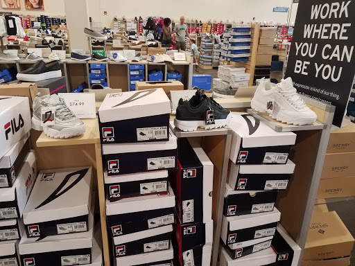 Shoe Store «DSW Designer Shoe Warehouse», reviews and photos, 4039 Richmond Rd, Warrensville Heights, OH 44122, USA