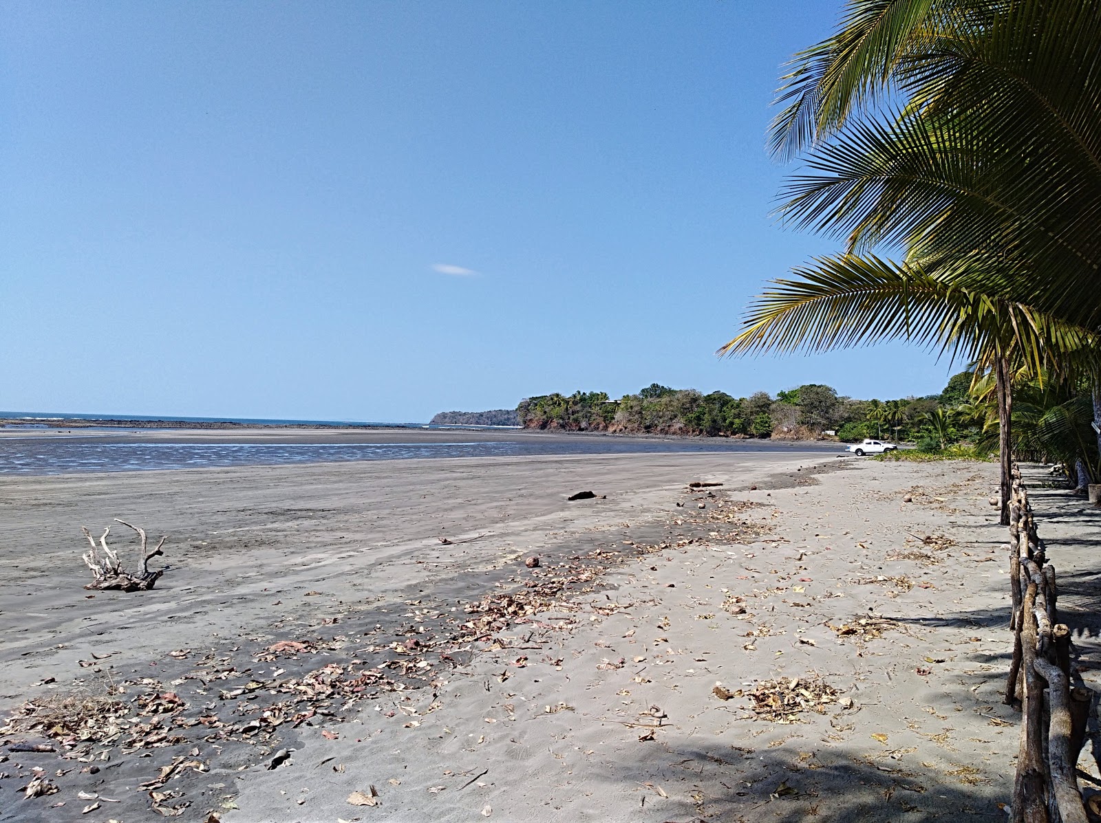 Foto van Playa Arrimadero met helder zand & rotsen oppervlakte