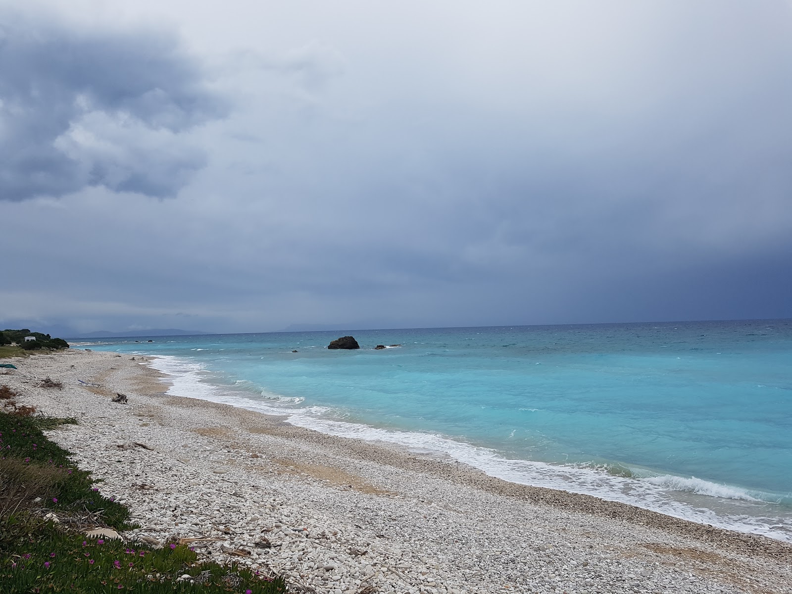 Foto di Acrogiali beach con una superficie del sabbia beige