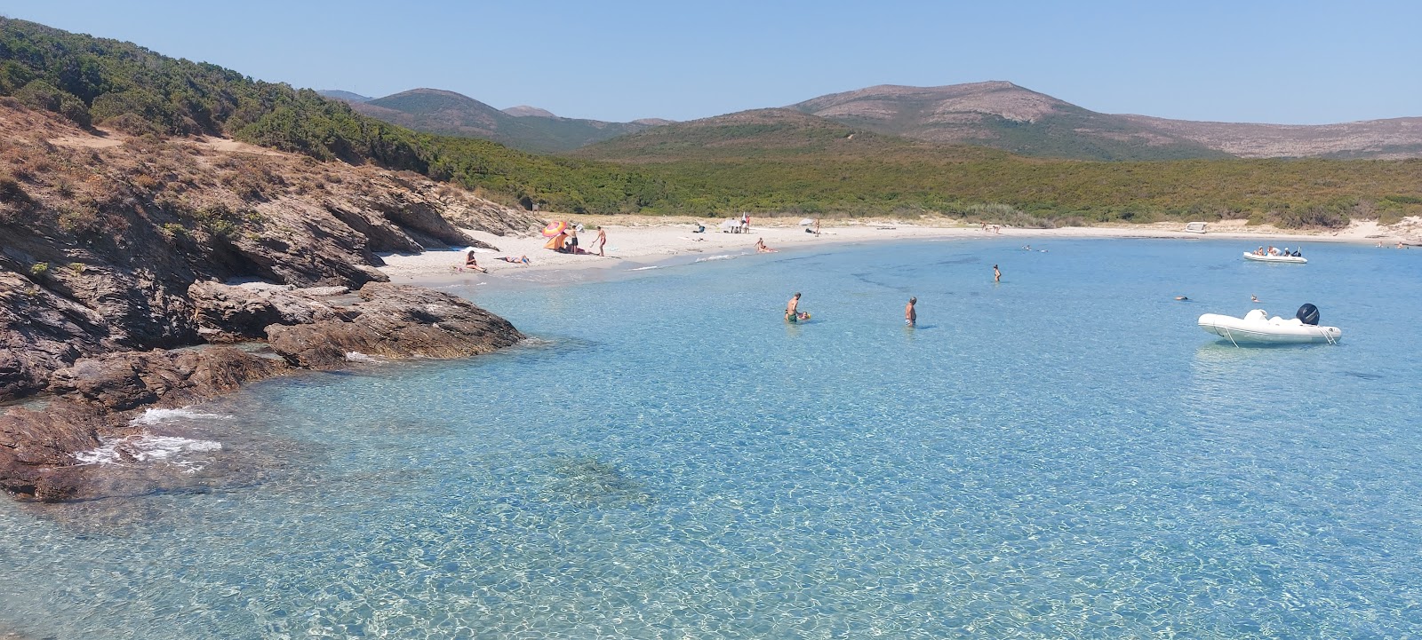 Plage de Cala Francese'in fotoğrafı mavi saf su yüzey ile