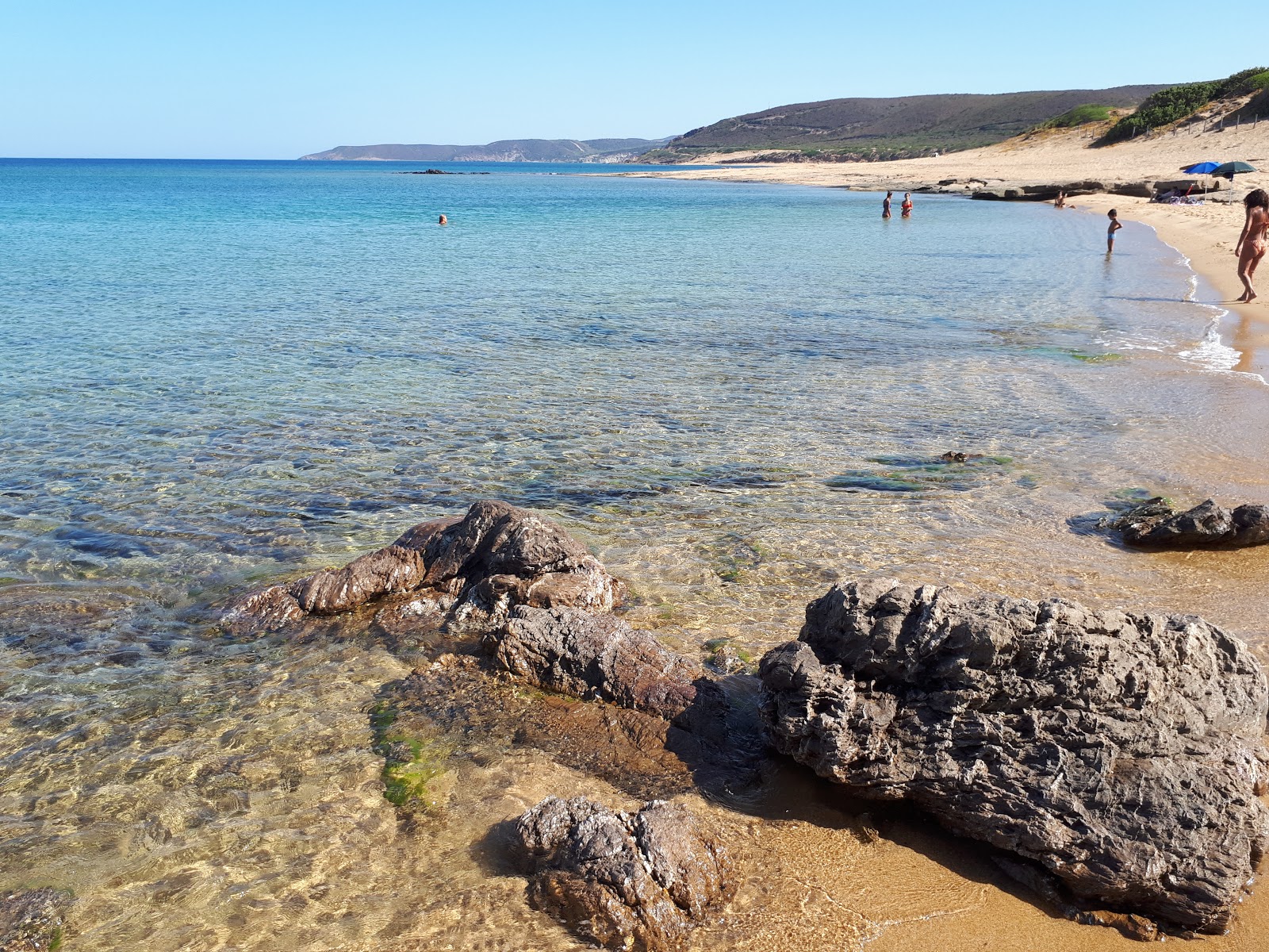 Foto af S'acquedda beach med rummelig kyst