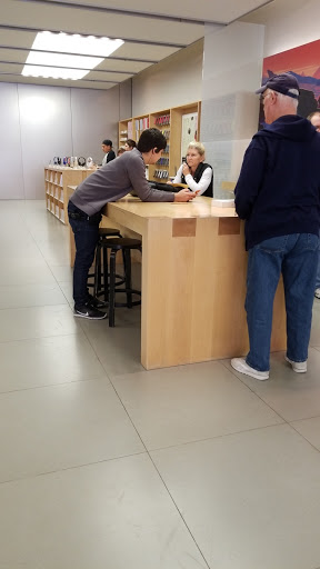 Computer Store «Apple La Cantera», reviews and photos, 15900 La Cantera Pkwy, San Antonio, TX 78256, USA