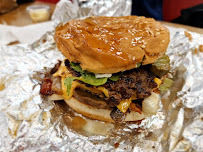 Cheeseburger du Restaurant de hamburgers Five Guys à Chessy - n°3