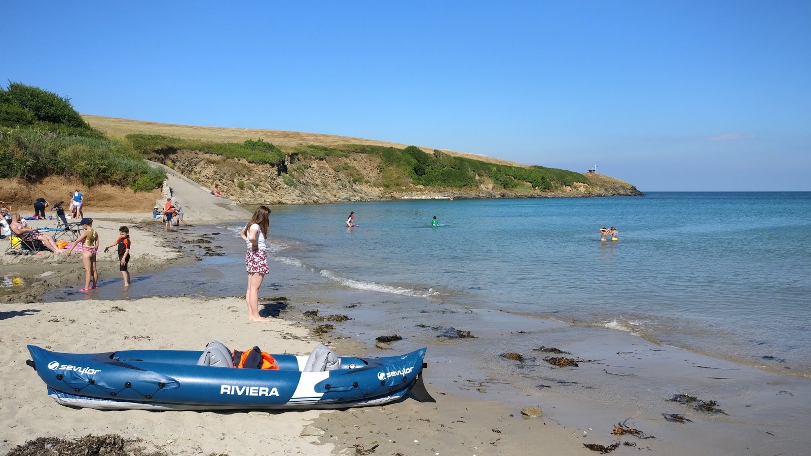 Foto van Porthcurnick strand met turquoise water oppervlakte