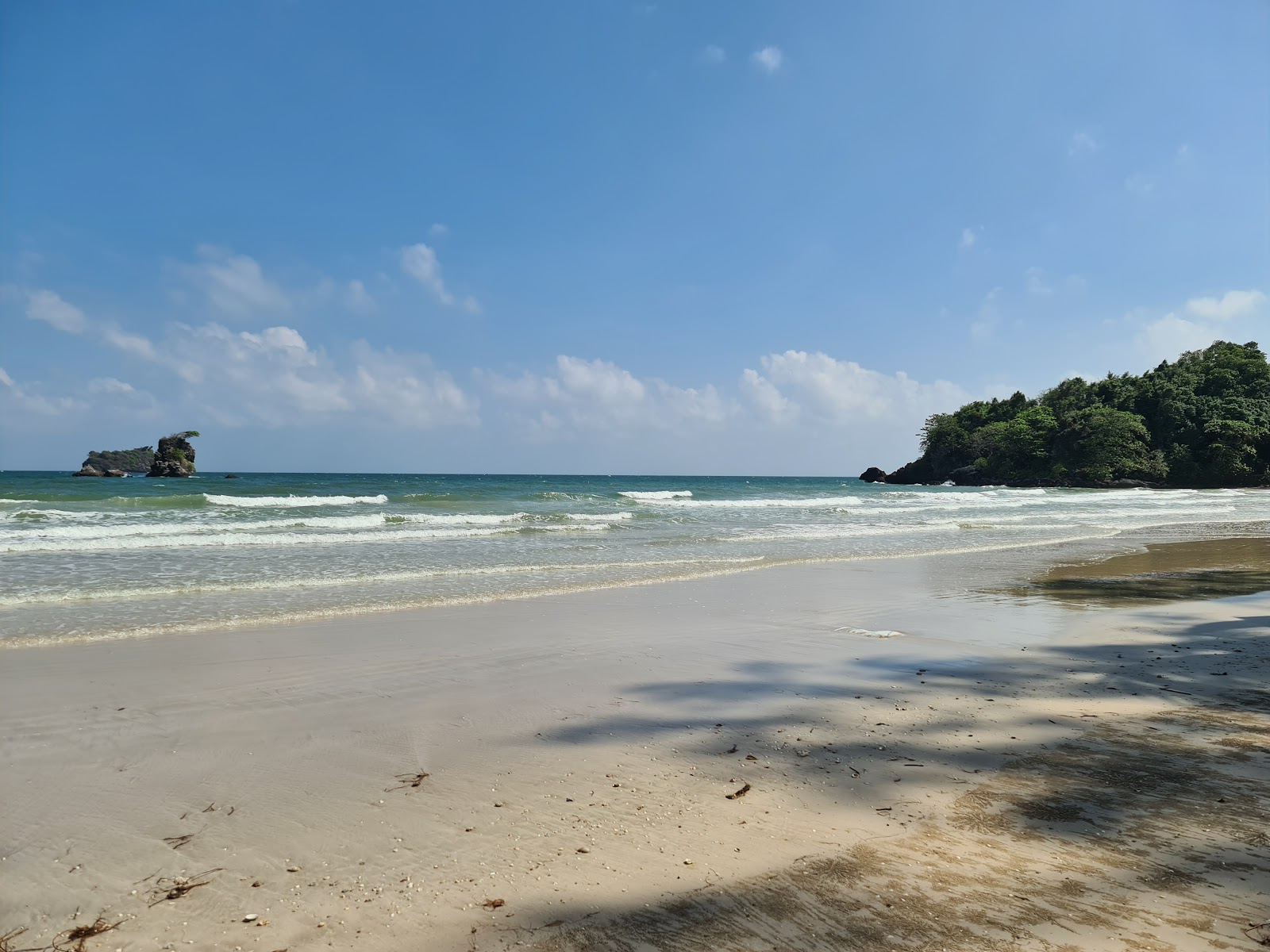 Ao Yai Ai Beach的照片 带有碧绿色纯水表面